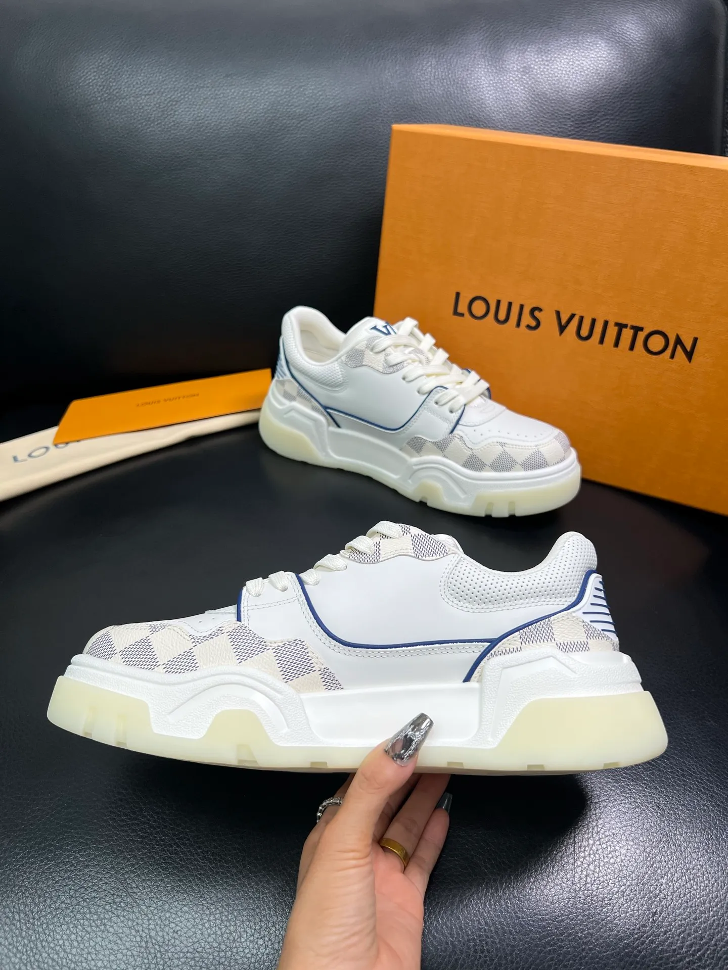 Men's shoes 💰900 Lv top purchase Louis Vuitton, counter synchronization, uppers imported from Italy cowhide, imported mesh padding soft and comfortable, soles: original soles specially provided by the original factory, T men's shoes 💰U exclusive movable molded soles super comfortable, original factory and single goods, high quality, welcome to compare, code number 38-44 (customized 45) 85883
